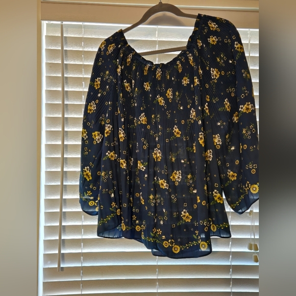 🆕️Max Edition Size M Blue With Yellow Flowers Pleated Blouse Retails @ $98 - Picture 6 of 10